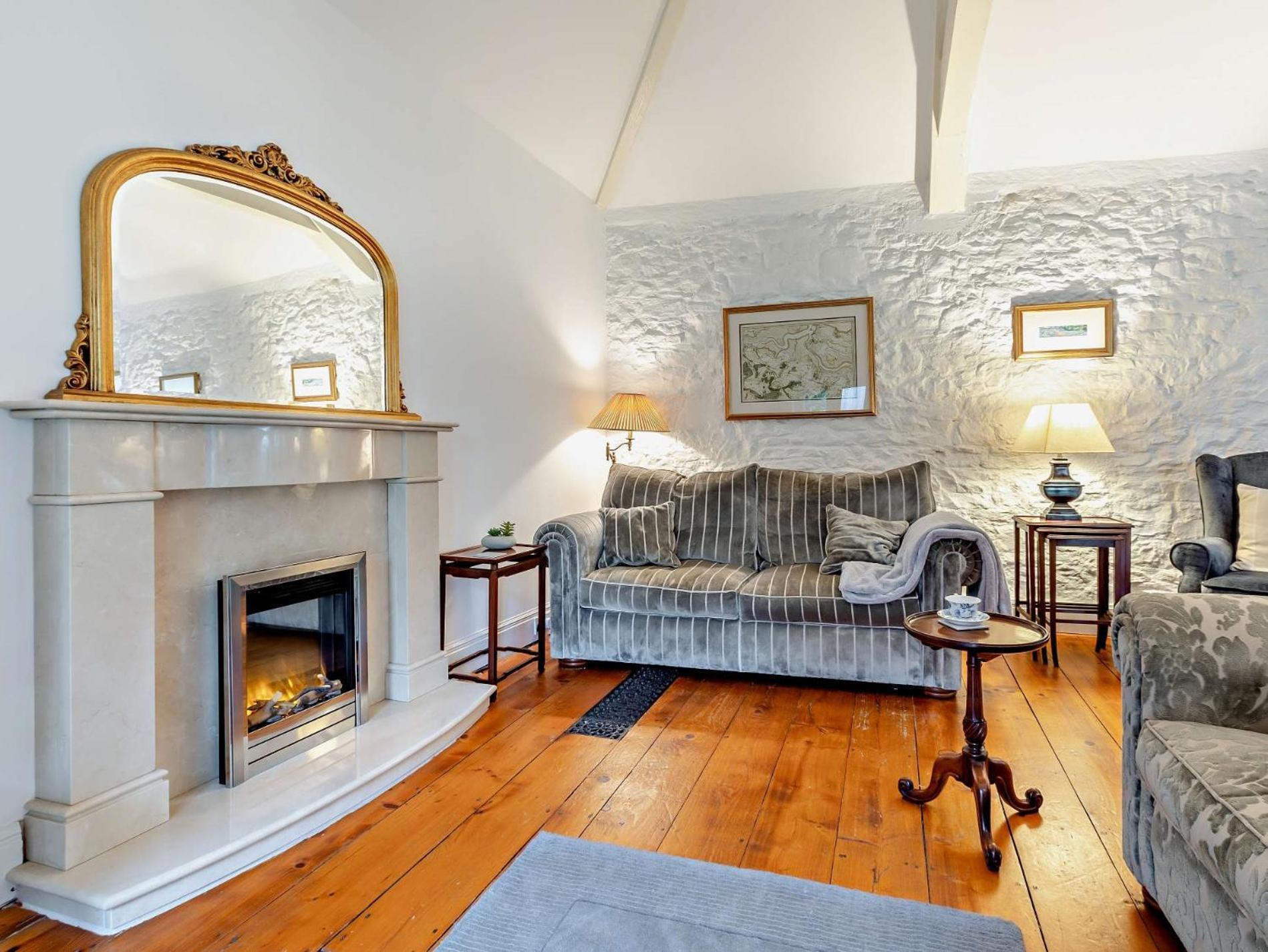 4 Bed In 94002 Holiday home *