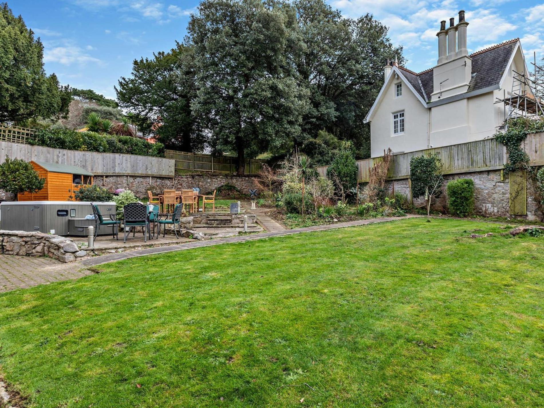 4 Bed In 94002 Holiday home
